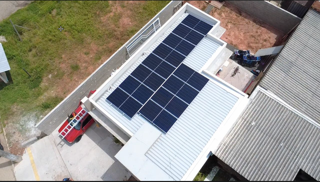 Sistema fotovoltaico instalado pela Solaire em cobertura metálica